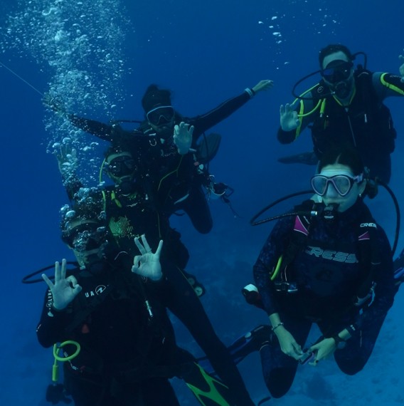 Buzos en el dive camp