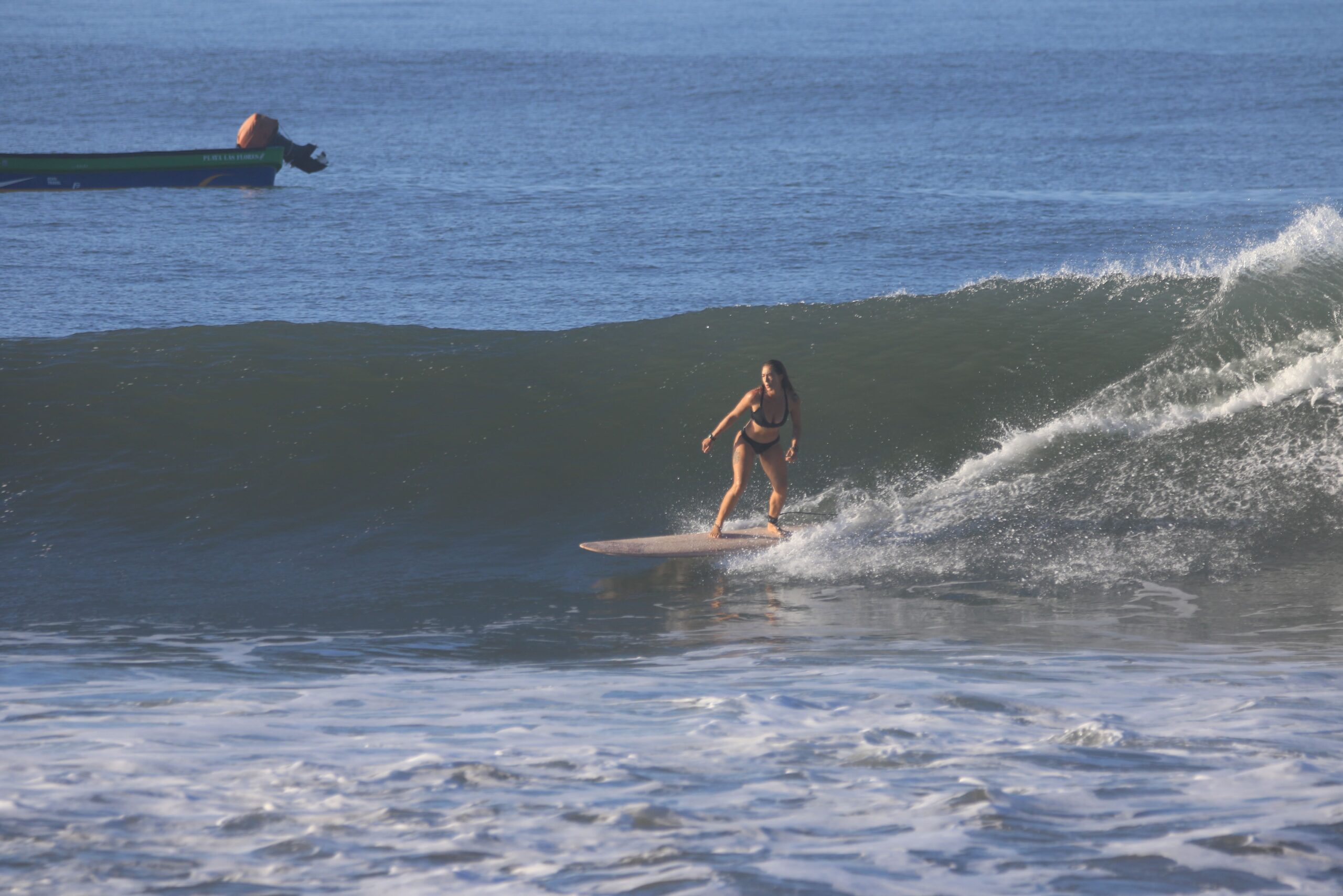Chica surfeando