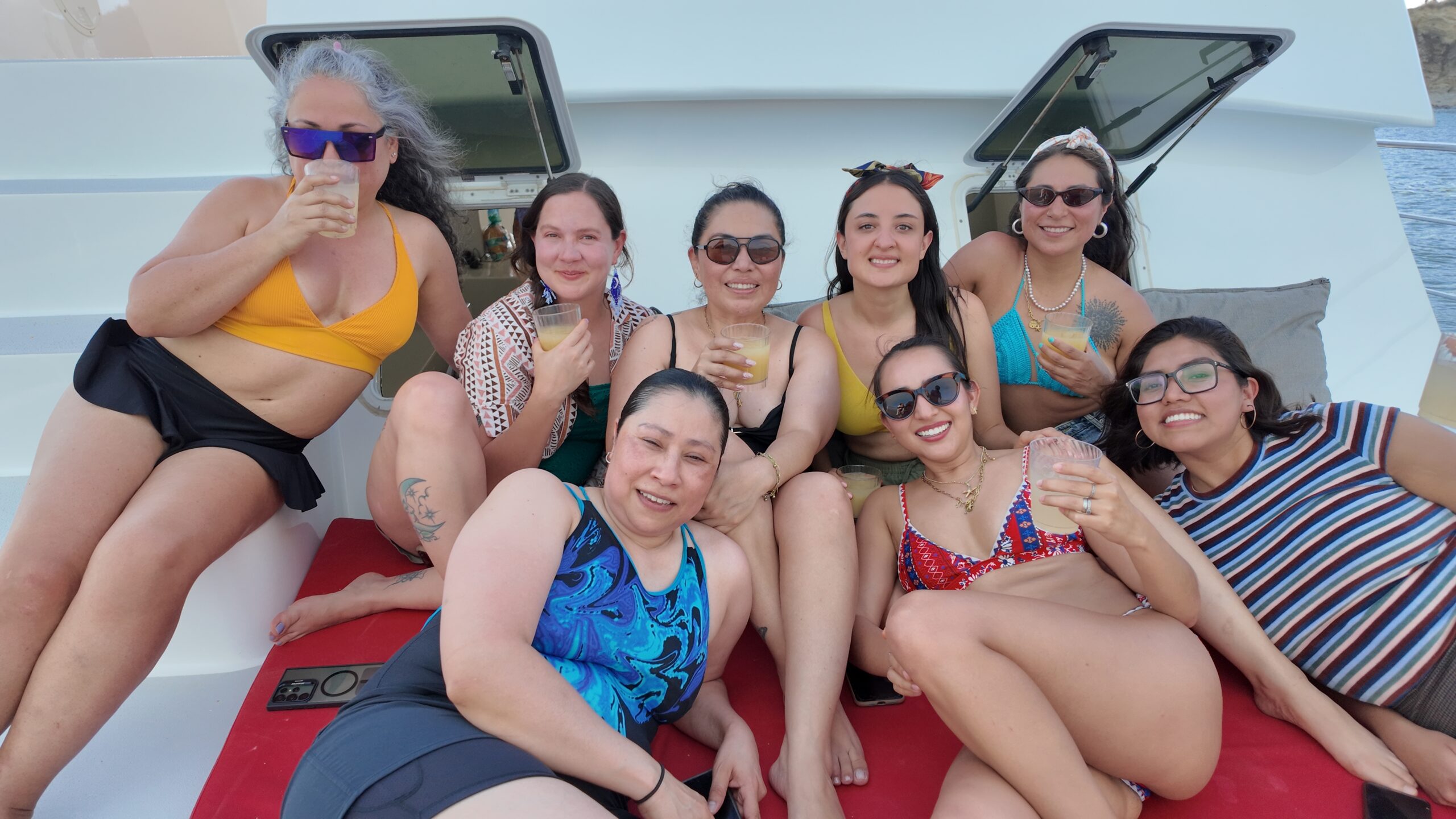 Chicas en el paseo en catamarán