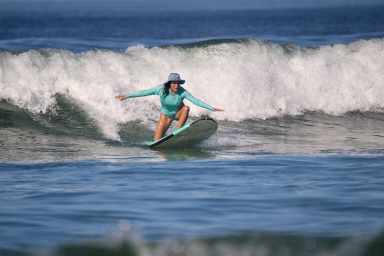 Chica surfeando en Sayulita