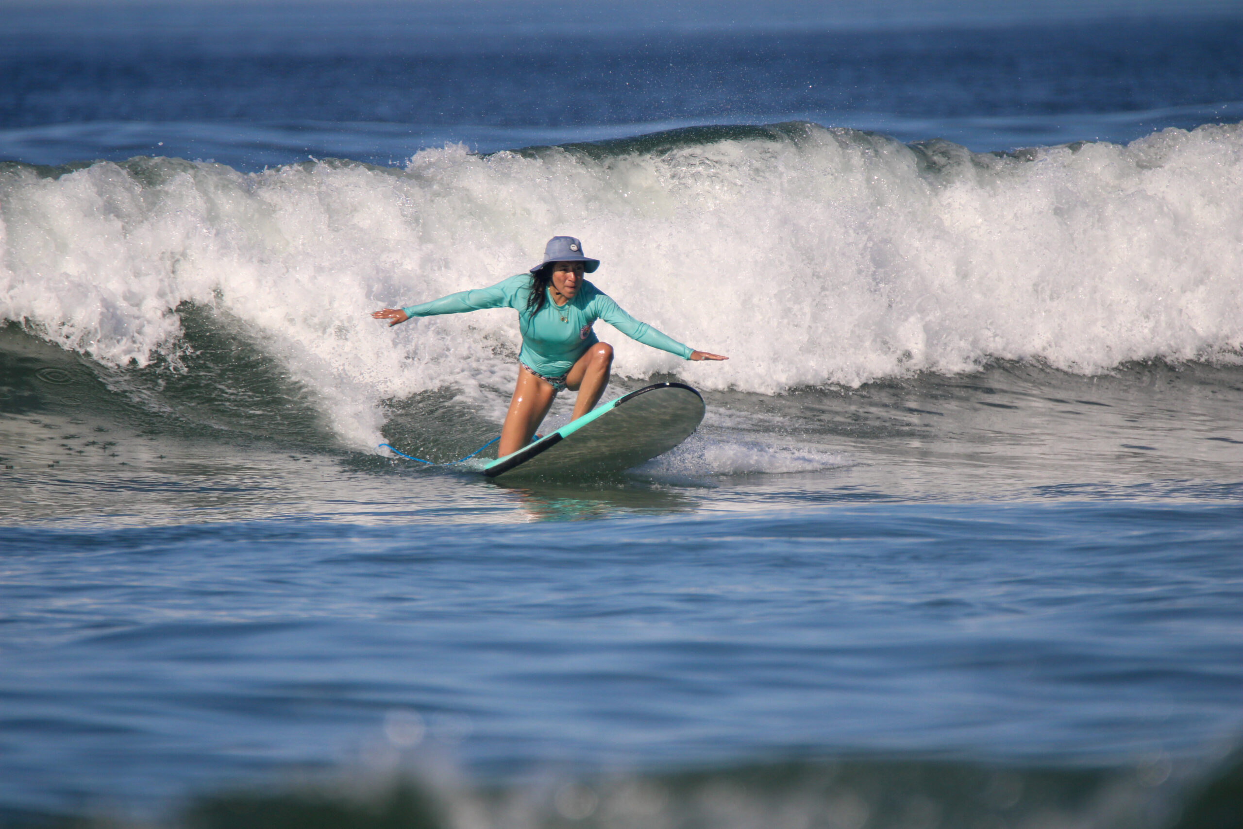 Chica surfeando en Sayulita