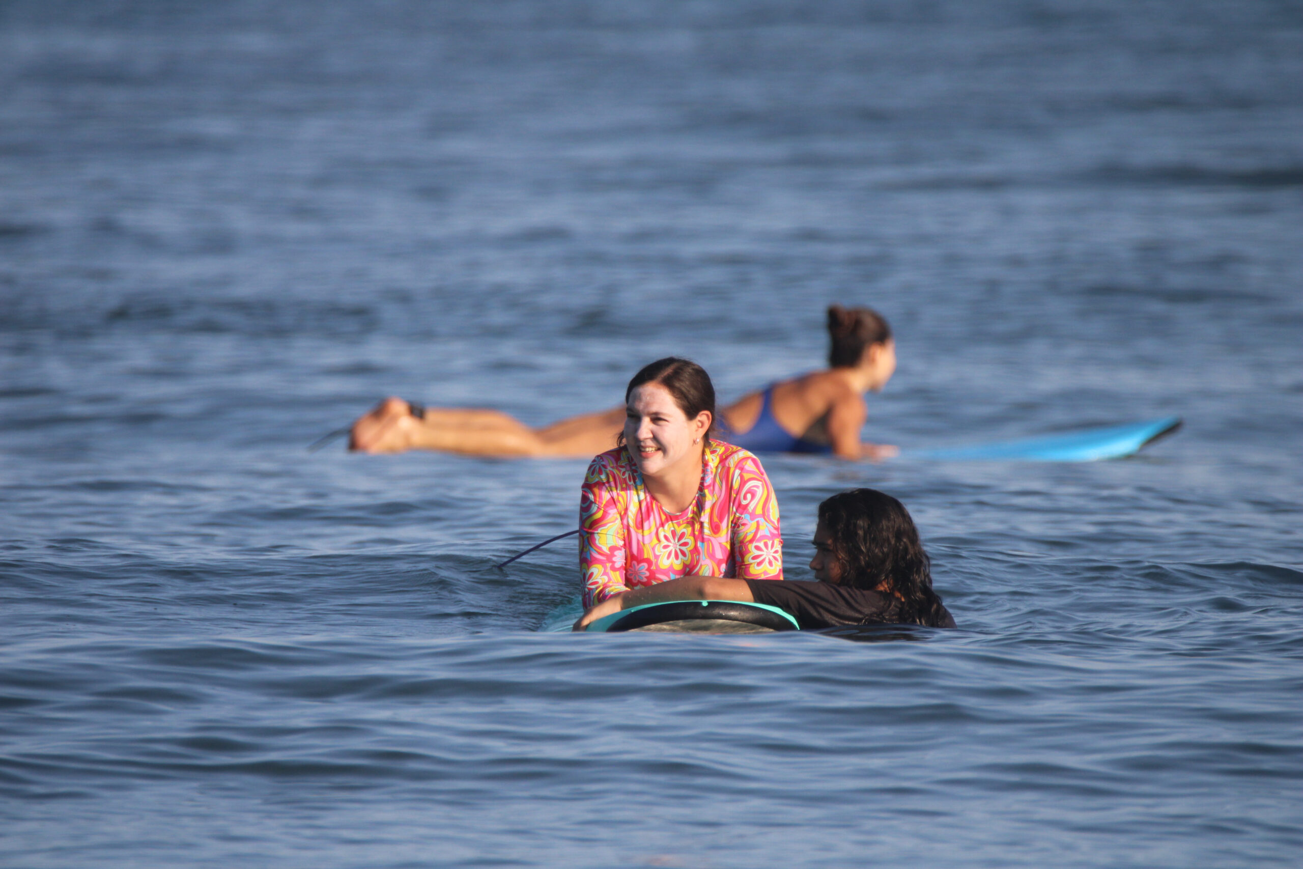 chica en el mar en tabla de surf