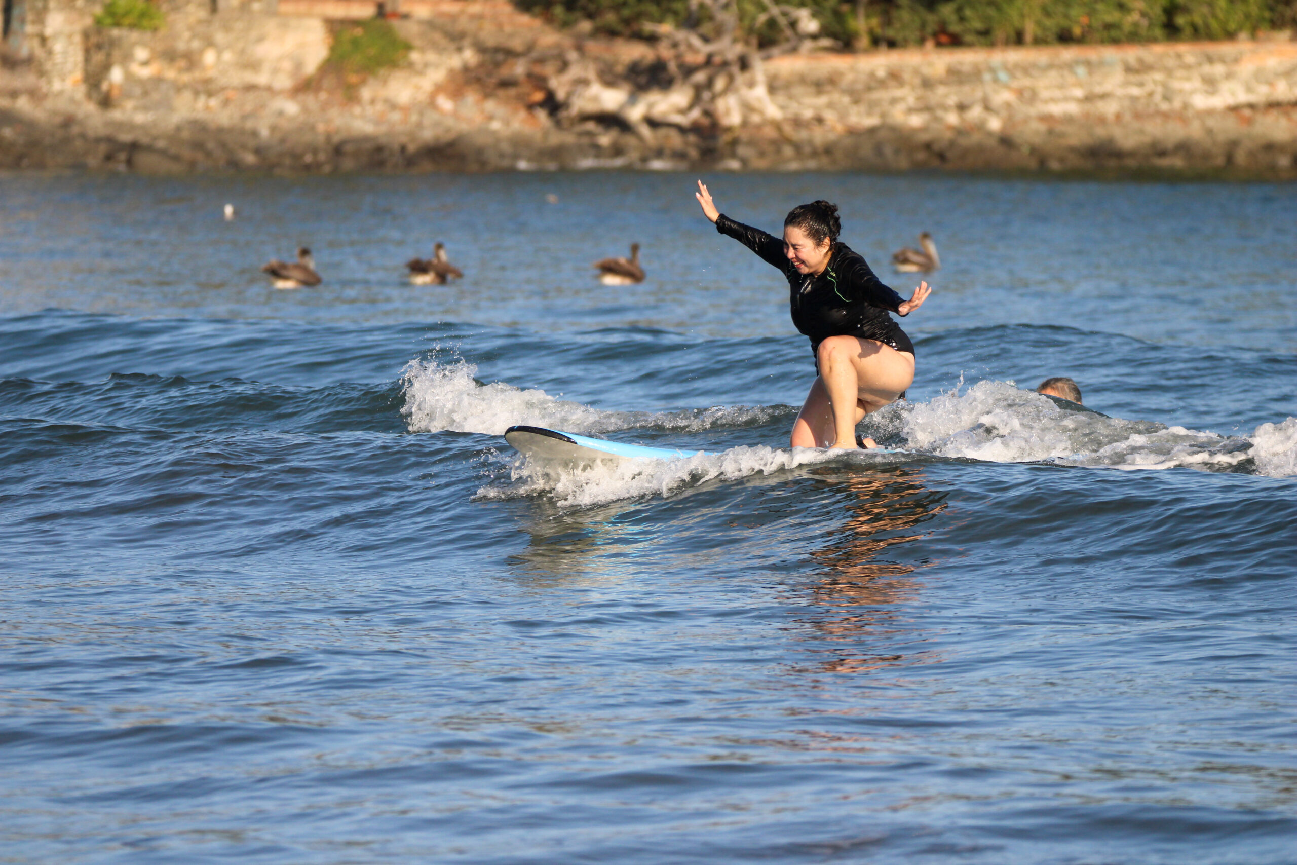 Chica surfeando