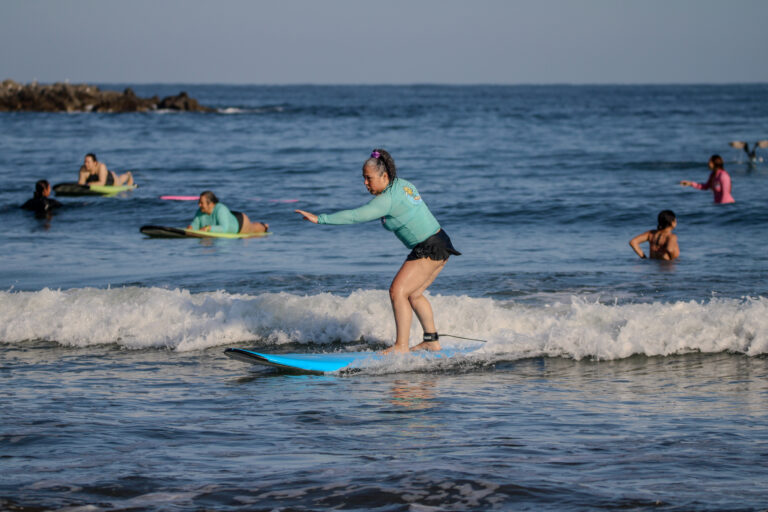 Chica surfeando en el surfcamp 2027
